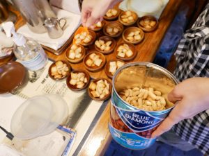 今では個包装されたおつまみが出されることが多いが、昔は一斗缶に入ったピーナッツをお店で小分けにしていた。写真は、後に紹介する「カナデアンコーヒーハウス」のおつまみ。今も、お店で取り分けている