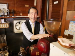 「カナデアンコーヒーハウス」のマスター。創業当初からのスタイルを貫き通す。創業時から使っているサイフォンも現役だ