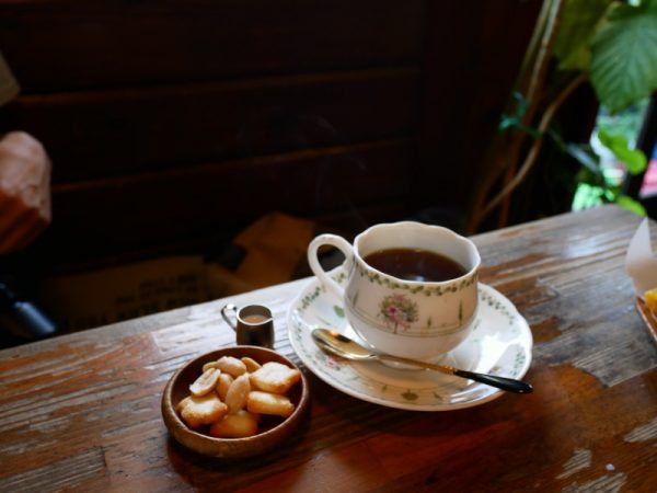 「カナデアンコーヒーハウス」のマスター。創業当初からのスタイルを貫き通す。創業時から使っているサイフォンも現役だ