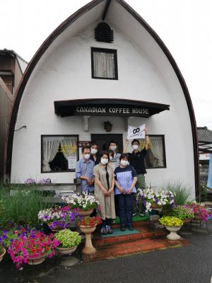 大ナゴヤツアーズ「喫茶店めぐり モーニング発祥の地・一宮編」の参加者たちと「カナデアンコーヒーハウス」の前で記念撮影。過去、名古屋の純喫茶を舞台に何度か開催されてきた「喫茶店めぐり」ツアー。喫茶店に興味がわいた方、名古屋のディープな魅力を知りたい方は、ぜひツアーのHPをチェックして次回開催を心待ちにしていてほしい