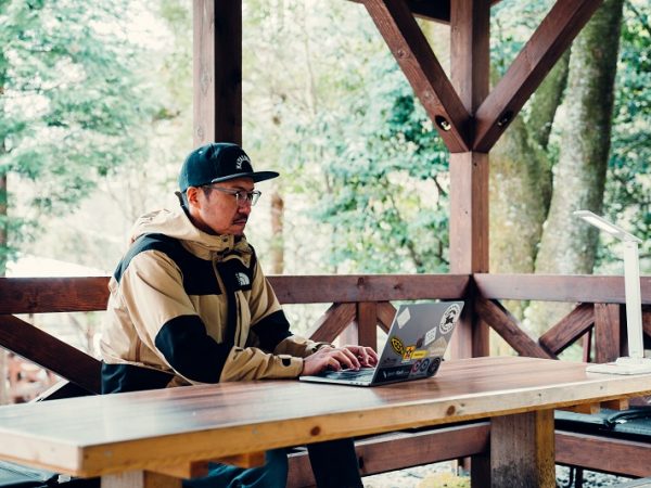 湯の山温泉街にある宿「寿亭」の別館「水雲閣」。1929(昭和4)年に建てられ、今では珍しいコルバーン方式の板ガラスが残るなど歴史ある佇まいで、2007(平成19)年に国の登録有形文化財に指定された。凛とした空気が漂う空間での仕事時間は格別なものになるはずだ