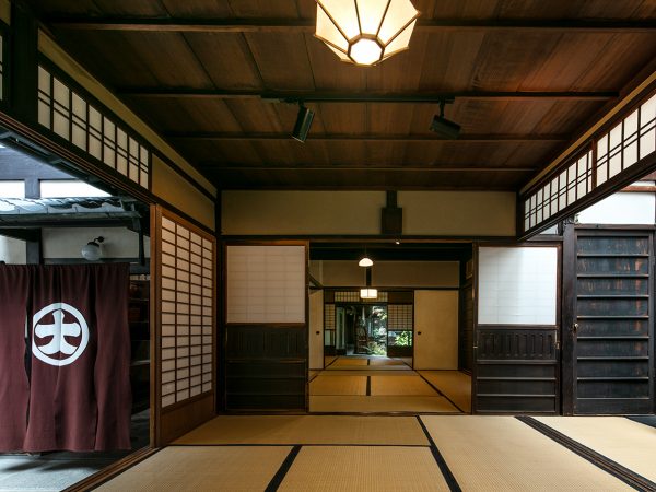 右上「ゲンカン」、右下が庭、左下が「ゲンカン」から「オク」方向、左上は「ダイドコ」の「おくどさん」　提供：長江家住宅、撮影：KKPO浜田昌樹