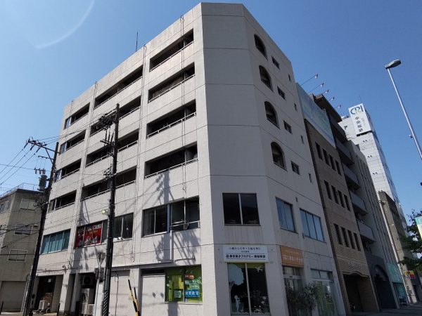 千年建設が取得し運営をしている名古屋市東区の「ナゴヤビル」。名古屋中心部へのアクセスも便利な立地だ。ほかにも一棟アパートや区分マンションなども取得している