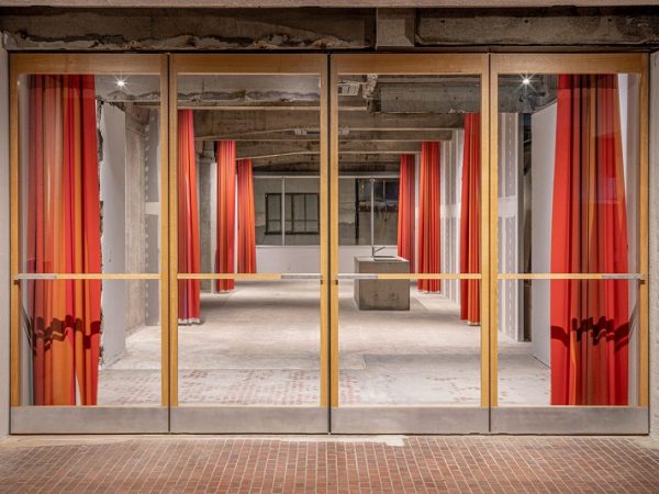 昭和52（1977）年に竣工した岐阜ビル。「オーナーは移住するため自宅のあったこの土地を売却し、その後このビルが建ちました。証券会社の撤退後に『自分のルーツを大切にしたい』と買い戻したそうです。花屋として数年利用した後、空きビルになっていました」と北村さん。
以下の写真／©ミヤシタデザイン事務所 Akihiko Kase
