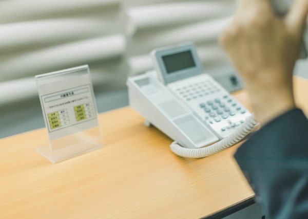 まずは自宅に知らない人を入れないこと、突然の電話、来訪にも気を付けたい