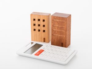 管理費には、清掃・ゴミ出しなどの管理委託費、警備員の人件費、共用設備の点検保守費、共用部分の火災保険料や地震保険料などが含まれる