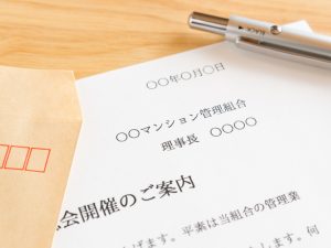 総会への区分所有者の出席割合は、戸数100戸未満のマンションでは36.4%、501戸以上のマンションでは14.3%と、小規模マンションほど高い傾向にある（※2018年 マンション総合調査結果より／国土交通省）