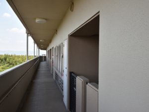 理事会の役員が自ら小規模修繕工事（例えば手すりの塗装など）を行うケースもあるというが、設備の破損リスクがあること・責任の所在が曖昧になることなどから、できるだけ避けることが望ましい