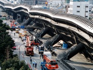 6,434人が死亡した1995年の阪神・淡路大震災。全壊10万4,906棟、半壊14万4,274棟と、甚大な建物被害が出た
