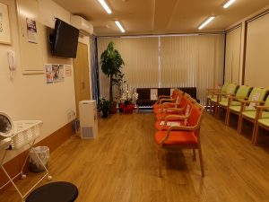 住宅を思わせる、ほっとする作りの待合室。建物内の色調は全体に明るい