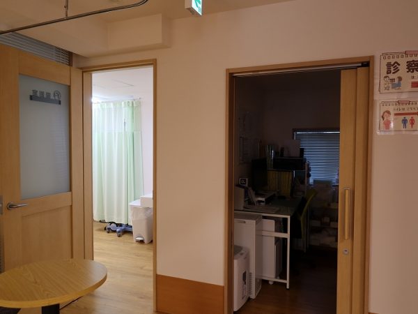 もともとの雰囲気を生かした地下の店内。手前にテーブル席を配し、畳はそのまま利用する