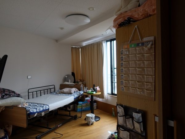 お邪魔した時には全員がリビングでテレビを見たり、おしゃべりをしたり。現在、前髪をアップにするのがホーム内のはやりなのだとか