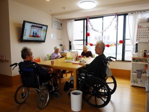 お邪魔した時には全員がリビングでテレビを見たり、おしゃべりをしたり。現在、前髪をアップにするのがホーム内のはやりなのだとか