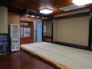 もともとの雰囲気を生かした地下の店内。手前にテーブル席を配し、畳はそのまま利用する