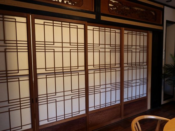 もともとの雰囲気を生かした地下の店内。手前にテーブル席を配し、畳はそのまま利用する