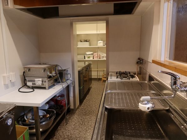 Qハウス外観。美術館と言われても納得してしまいそうな堂々とした建物だ