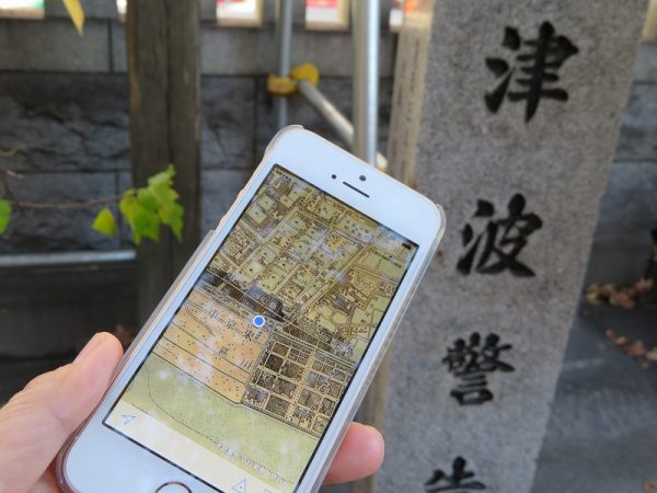 平久橋のたもとにある津波警告の碑。すっかり小さくなっている