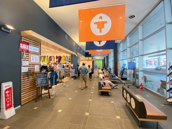 「博多南しごと荘」。JR博多駅新幹線ホームから10分程度で到着することを考えると、福岡都心より便利ともいえる。左上／セキュリティーのかかった共用入り口　右上･左下／ドロップインスペースには、新幹線のグリーン車座席が据えられている。眼下には公園の眺め　右下／同じ3階には「こととば那珂川」の窓口もある。ここは誰でも立ち寄れる（下2点写真提供：こととば那珂川）