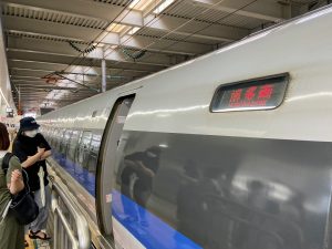 博多駅から新幹線車両で博多南へ。博多南駅近くに新幹線の車両基地があり、この区間は“在来線”として新幹線が走る