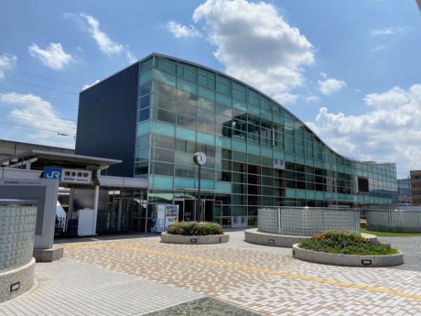 博多駅から新幹線車両で博多南へ。博多南駅近くに新幹線の車両基地があり、この区間は“在来線”として新幹線が走る