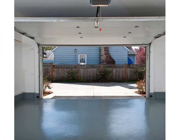 ガレージの床には、メンテナンス時に汚れが付きにくいエキポシ塗装を施している