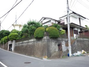 高級住宅地・錦ヶ丘は坂道が多く眺めが良い