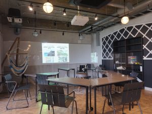 一部の壁には、下田市の伝統的な建築である「なまこ壁」を再現している