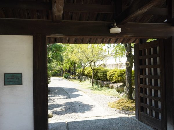 表門は、結婚式場の一部とするにあたって動線の関係で正面玄関前から北側へ移築された