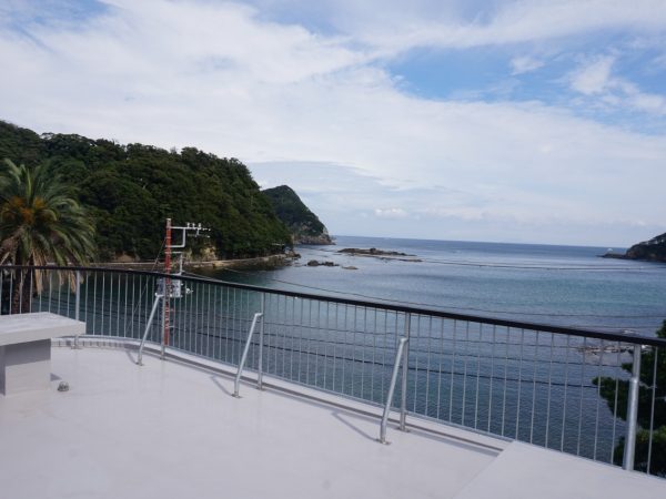 一部の壁には、下田市の伝統的な建築である「なまこ壁」を再現している