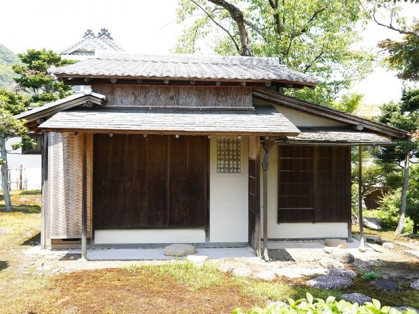 表門は、結婚式場の一部とするにあたって動線の関係で正面玄関前から北側へ移築された