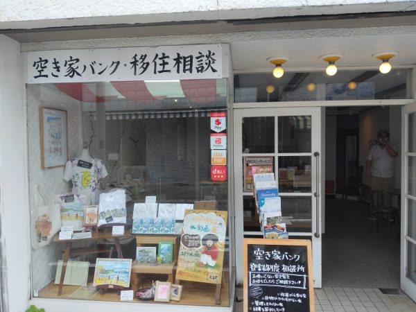 下田は入り江が多く、澄んだ海が美しい。海の開放感を求めて移住希望者も増えたそう
