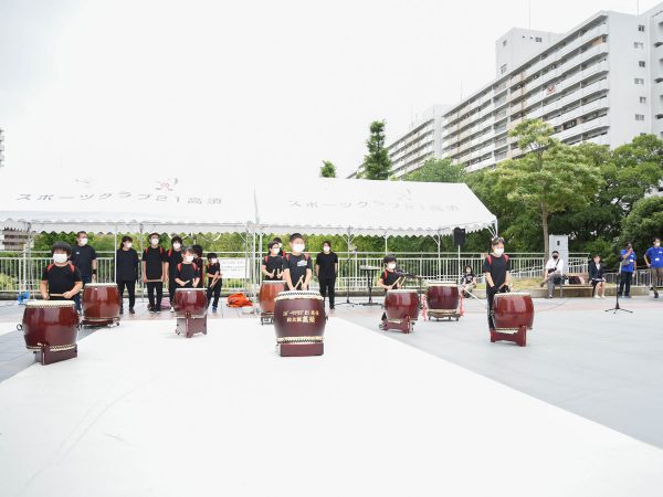 2021年7月10日に行われた、地域のコミュニティスペース「赤胴車」オープニングセレモニー当日の余数。赤胴車とその前の広場を活用し、地域の人などが多数集まった