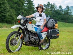 『プレジャーレジデンスGARAGE LIFE』の監修者の小林夕里子氏。「ガレージがクールな一方、リビングスペースはナチュラルを基調にコーディネートしました。夢のガレージハウスで、より充実したおうち時間を過ごしていただけたら嬉しいです」