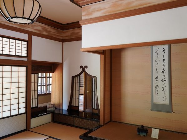 「桐の間」。床の間の壁紙は、短歌などを書く短冊などに使われる打雲紙(うちぐもがみ)が貼られている。紙と紙をつなぐのりしろが少ないにもかかわらず、さざ波の絵柄がぴたりと合っており、職人の高い技術が感じられる仕上がり