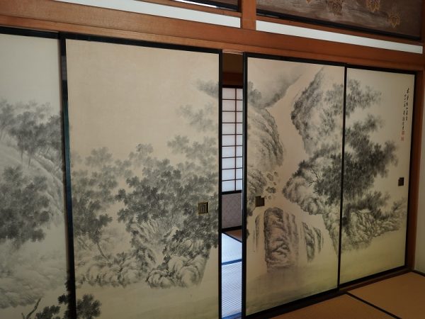 「桐の間」。床の間の壁紙は、短歌などを書く短冊などに使われる打雲紙(うちぐもがみ)が貼られている。紙と紙をつなぐのりしろが少ないにもかかわらず、さざ波の絵柄がぴたりと合っており、職人の高い技術が感じられる仕上がり