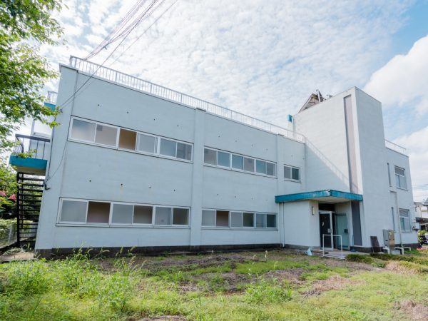 玄関に入ると、雑貨がテーブルに並べてあった。入居者が持ってきた不要なモノで、フリーマーケットが開催されることもあるそうだ