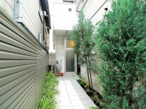 エントランスは、花と緑に彩られている

