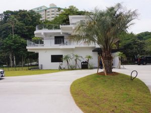 この建物は、かつて病院にあった住居棟だ。病院施設自体は解体している