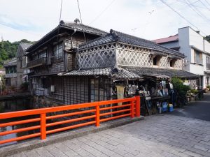 ペリーロード界隈の物件は希少性がある。旧土佐屋のこの建物は、坂本龍馬ゆかりの地でもある