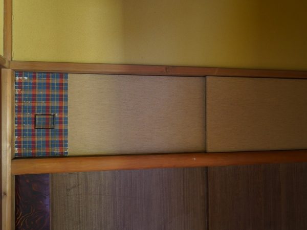 モダンな雰囲気のサンルーム。床はタイル貼り