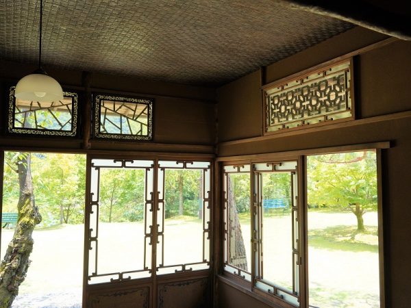 モダンな雰囲気のサンルーム。床はタイル貼り