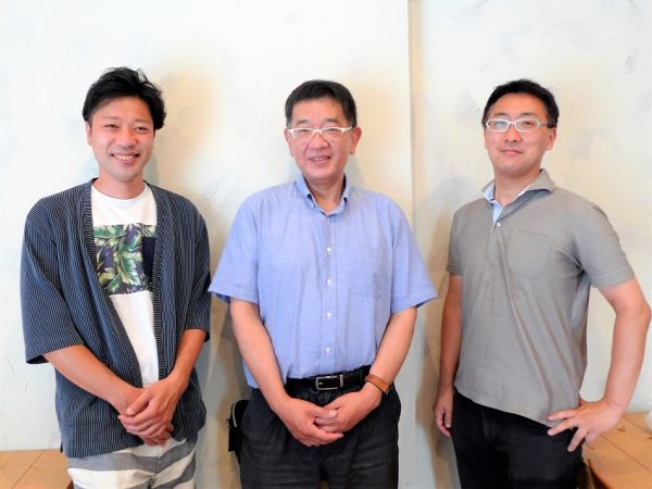 今回、取材に対応してくれたのは、「いこっと」の立ち上げ段階から運営に関わっている方々。写真右から「いこっとサポットの会」のボランティアメンバーである高取正樹さん、認定NPO法人ぱれっとの事務局長、南山達郎さん。そして、「いこっとサポットの会」のボランティアメンバー、松村昂明さん。</BR>ちなみに高取さんの職業は一級建築士、松村さんは保育士