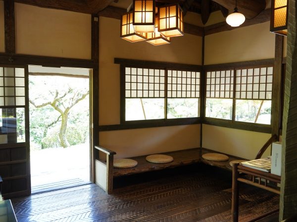 現在は北東にある「茅葺きの洋間」は、もとは玄関の南側にあった離れだった。この離れで身づくろいやお茶を楽しんでもらっている間に、客間にたくさんの料理を準備したという。「貞奴流のお客を喜ばせる仕掛けのためにわざわざ離れを造ったんです。お金持ちのぜいたくさがよく分かります」と西田さん。もともと北東にあった部屋は、あるとき炬燵の火がふとんに燃え移り、火事に。漆喰でできた部屋だったことが幸いし、主屋に延焼しなかったが、取り壊して一時的に離れを移し、そのままになった。鉄瓦の主屋と茅葺きの屋根の建物が混在した状態になっている理由だ