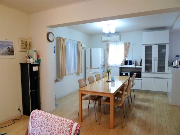 ダイニングテーブルがゆったりと配された1階リビング（共用スぺ―ス）