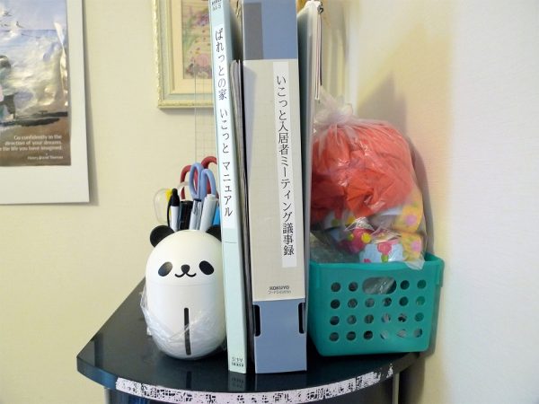 ダイニングテーブルがゆったりと配された1階リビング（共用スぺ―ス）