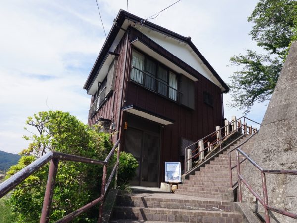 見晴亭の部屋から市街地が一望できる