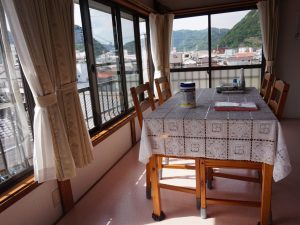 見晴亭の部屋から市街地が一望できる