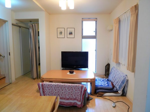 1階のリビングの一角には、ソファでくつろげるスペースも

