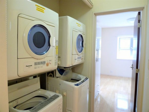 1階のリビングの一角には、ソファでくつろげるスペースも

