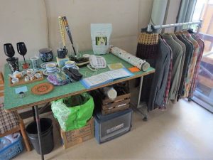 玄関に入ると、雑貨がテーブルに並べてあった。入居者が持ってきた不要なモノで、フリーマーケットが開催されることもあるそうだ